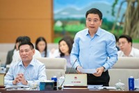 Bộ trưởng Bộ Tài chính Nguyễn Văn Thắng trình bày tờ trình của Chính phủ về Luật sửa 7 luật.