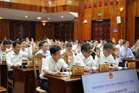 Các đại biểu biểu quyết thông qua Nghị quyết sắp xếp đơn vị hành chính cấp xã, cấp tỉnh Quảng Bình