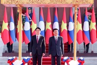 Tổng Bí thư, Chủ tịch nước Lào Thongloun Sisoulith chủ trì trọng thể lễ đón chính thức Chủ tịch nước Lương Cường theo nghi thức cao nhất dành cho nguyên thủ quốc gia. Ảnh: TTXVN