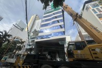 Lực lượng chức năng cưỡng chế khách sạn xây vượt 5 tầng ở đường Nguyễn Thiện Thuật, Thành phố Nha Trang, tỉnh Khánh Hòa. Ảnh: L.H 