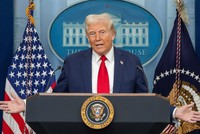 Tổng thống Mỹ Donald Trump phát biểu trong một cuộc họp báo tại Nhà Trắng. Ảnh: THX/TTXVN