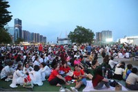 Biển người đổ về trung tâm TP.HCM chờ xem pháo hoa mừng lễ 30/4 