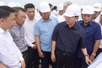 Phó thủ tướng Trần Hồng Hà nghe báo cáo tiến độ tại dự án Cảng hàng không Quảng Trị.