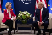 Chủ tịch Ủy ban châu Âu (EC) Ursula von der Leyen (trái) trong cuộc gặp Tổng thống Mỹ Donald Trump tại Davos, Thuỵ Sĩ, ngày 21/1/2020. Ảnh: AP/TTXVN