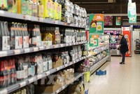 Người dân mua sắm tại siêu thị ở Brussels, Bỉ. (Ảnh: THX/TTXVN) 