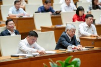 100% các vị đại biểu có mặt bấm nút tán thành.