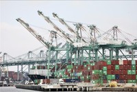 Quang cảnh cảng hàng hóa tại Los Angeles, California, Mỹ. Ảnh: THX/TTXVN