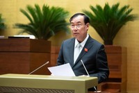 Chủ nhiệm Ủy ban Quốc phòng, An ninh và Đối ngoại của Quốc hội Lê Tấn Tới trình bày báo cáo thẩm tra. 