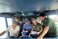 Các lực lượng phối hợp kiểm tra tàu vận chuyển dầu lậu trên biển Vũng Tàu. (Ảnh tư liệu)