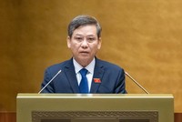 Chánh án Tòa án Nhân dân Tối cao Lê Minh Trí trình bày tờ trình dự án luật. 