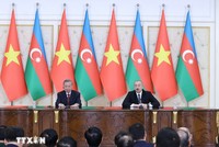 Tổng Bí thư Tô Lâm và Phu nhân cùng Tổng thống Azerbaijan Ilham Aliyev và Phu nhân chụp ảnh chung sau lễ đón tại Phủ Tổng thống. Ảnh: TTXVN 
