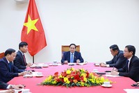 Thủ tướng Phạm Minh Chính điện đàm với Thủ tướng Singapore Lawrence Wong. Ảnh: Nhật Bắc 