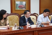 Thứ trưởng Bộ Tài chính Trần Quốc Phương (giữa) nhấn mạnh, tất cả các địa phương đều mở rộng cửa chào đón nhà đầu tư nước ngoài. 