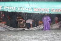 Trận mưa sáng 10/5 khiến nhiều nơi ở TP.HCM ngập sâu.