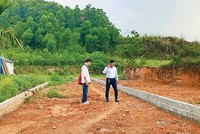 Một nhà đầu tư đi “săn” đất tại vùng ven Hà Nội. Ảnh: Trương Thanh 