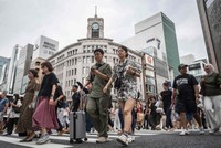 Người đi bộ băng qua đường ở khu mua sắm Ginza của thủ đô Tokyo, Nhật Bản. Ảnh: AFP