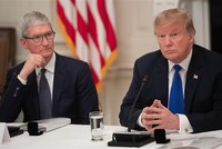Tổng thống Mỹ Donald Trump (phải) trong cuộc gặp Giám đốc điều hành Apple Tim Cook (trái) tại Washington, DC. Ảnh: AFP/TTXVN