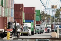 Cảng hàng hóa Los Angeles ở bang California, Mỹ. Ảnh: THX/TTXVN