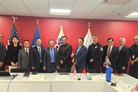 Hai bên chụp ảnh lưu niệm sau buổi làm việc.