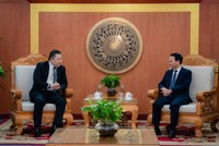 Ông Soopakij Chearavanont, Chủ tịch Tập đoàn C.P. (bìa trái) làm việc cùng Bộ trưởng Bộ Nông nghiệp và Môi trường Đỗ Đức Duy