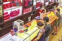 Việt Nam không phải là quốc gia duy nhất có sự chênh lệch giá vàng trong nước và thế giới. Ảnh: Đức Thanh 