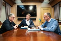 Thủ tướng Anh Keir Starmer, Tổng thống Pháp Emmanuel Macron và Thủ tướng Đức Friedrich Merz trên chuyến tàu đến Kiev vào ngày 9/5. Ảnh: Getty Images.