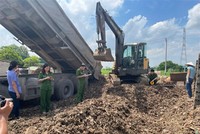 Lực lượng chức năng kiểm tra, phát hiện hành vi chôn lấp chất thải rắn công nghiệp.