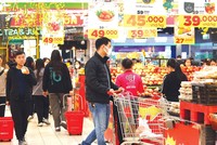 Chính sách giảm thuế giá trị gia tăng 2% góp phần thúc đẩy sản xuất, kinh doanh của doanh nghiệp, tiêu dùng của người dân, tạo thêm công ăn việc làm cho người lao động. Ảnh: Tiên Giang