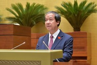 Bộ trưởng Bộ Giáo dục và Đào tạo Nguyễn Kim Sơn trình bày báo cáo. 