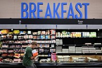 Theo Cơ quan Thống kê Lao động Mỹ, chỉ số giá tiêu dùng (CPI) trong tháng 4/2025 đã tăng 0,2% theo mùa, đưa tỷ lệ lạm phát trong 12 tháng lên 2,3%, mức thấp nhất kể từ tháng 2/2021. Ảnh: AFP