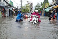 Cảnh quen thuộc ở TP.HCM mỗi mùa mưa tới