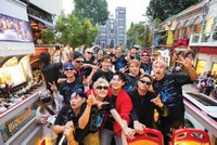 Dàn “Anh trai say hi” đến Thủ đô trải nghiệm xe bus 2 tầng (Ảnh: Ban bổ chức) 