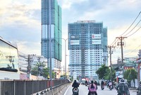 Tuyến đường Quốc lộ 1K, đoạn qua TP. Dĩ An (Bình Dương) “gồng gánh” hàng chục dự án bất động sản. 