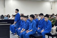 Các đối tượng giả danh bác sĩ, lừa bán thuốc bị đưa ra xét xử.