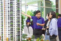 Khách hàng đi tìm mua căn hộ, nhưng phần đông chỉ tham khảo và chờ đợi vì giá đang cao. Ảnh: V.D 