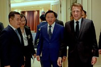 Tổng thống Pháp Emmanuel Macron làm việc với Phó thủ tướng Trần Hồng Hà về lĩnh vực năng lượng. Ảnh: VGP 