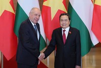 Chủ tịch Quốc hội Trần Thanh Mẫn nhiệt liệt chào mừng Tổng thống Sulyok Tamás và Phu nhân cùng Đoàn đại biểu cấp cao Hungary thăm chính thức Việt Nam. Ảnh: Đức Thanh 