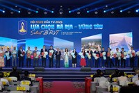 UBND tỉnh Bà Rịa - Vũng Tàu trao giấy chứng nhận đăng ký đầu tư, quyết định chủ trương đầu tư cho 53 dự án, trong đó có 26 dự án của nhà đầu tư nước ngoài. Ảnh: Trọng Tín.