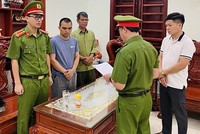 Cơ quan Cảnh sát điều tra Công an tỉnh Quảng Bình tống đạt quyết định khởi tố, lệnh bắt tạm giam đối với Lê Thế Hải (áo phong xanh cổ tròn) – Giám đốc Công ty TNHH cung ứng nhân lực Win Group.