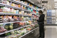 Người tiêu dùng mua sắm tại siêu thị ở California, Mỹ. Ảnh: THX/TTXVN