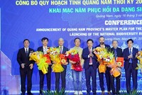 UBND tỉnh Quảng Nam trao thoả thuận nguyên tắc nghiên cứu địa điểm đầu tư dự án Đầu tư, kinh doanh kết cấu hạ tầng Khu công nghiệp Nam Thăng Bình cho ông Lê Hùng Anh, Chủ tịch Công ty cổ phần Tập đoàn BIN Corporation (đứng thứ 2 từ trái qua) vào đầu năm 2024. 