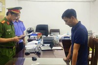 Cơ quan tố tụng công bố các quyết định với đối tượng Trần Văn Huân. Ảnh: Công an Hòa Bình