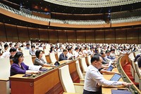 Tuyệt đại đa số đại biểu có mặt nhấn nút tán thành thông qua Nghị quyết 