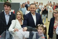 Ứng cử viên Tổng thống Ba Lan Karol Nawrocki (giữa) bỏ phiếu bầu Tổng thống vòng hai tại điểm bầu cử ở Vacsava, Ba Lan, ngày 1/6/2025. (Ảnh: PAP/TTXVN) 