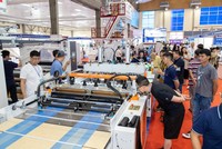 Triển lãm HanoiPlas 2025 thu hút đông đảo người tham quan trong ngày khai mạc.