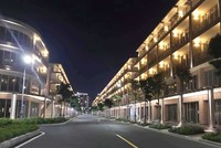 Nguyên nhân khiến shophouse đối mặt với thực tế khó khăn là do kém thu hút các thương hiệu bán lẻ chuyên nghiệp, tỷ lệ lấp đầy thấp và mô hình vận hành thiếu tính ổn định. Ảnh minh họa: Internet.