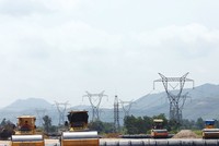 Phó Thủ tướng Hồ Đức Phớc yêu cầu các đơn vị liên quan đẩy nhanh bàn giao mặt bằng, bảo đảm tiến độ hoàn thành theo chỉ đạo của Thủ tướng Chính phủ. Ảnh: Tường Lâm