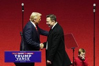 Tổng thống đắc cử Mỹ Donald Trump (trái) và Giám đốc điều hành Tesla Elon Musk tại buổi mít tinh ở Washington, D.C., ngày 19/1/2025. Ảnh: Kyodo/TTXVN