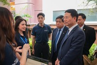 Phó thủ tướng Nguyễn Chí Dũng, Bộ trưởng Bộ KH&CN Nguyễn Mạnh Hùng cùng các đại biểu tham quan các gian hàng trình diễn sản phẩm KH&CN.