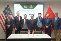Bộ trưởng Đỗ Đức Duy và Chủ tịch Hội đồng Kinh doanh Hoa Kỳ - ASEAN, Ted Osius, chứng kiến lễ ký biên bản hợp tác giữa doanh nghiệp Việt Nam và Hoa Kỳ. Ảnh: Đoàn công tác.